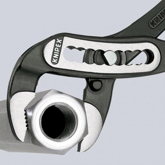 Close-up van Knipex waterpomptang die een metalen moer vastpakt.