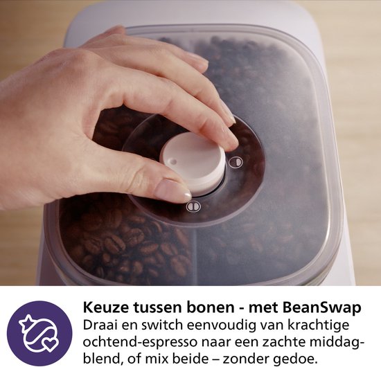 Hand draait aan de knop van het bonenreservoir van de Philips Baristina.