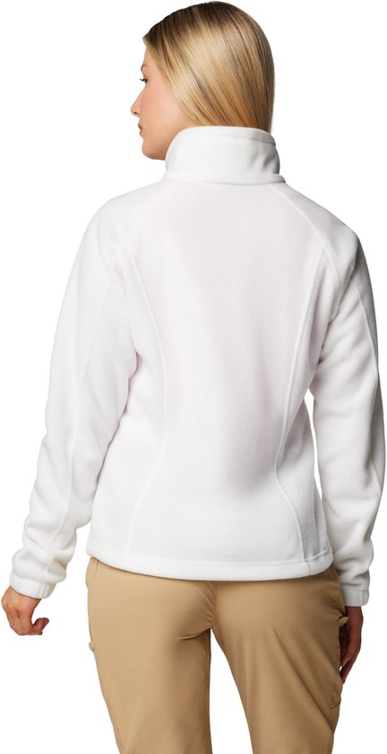 Een vrouw met blond haar, van achteren gezien, draagt een witte fleece trui.