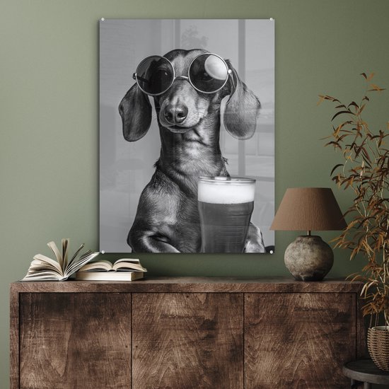 MuchoWow® Glasschilderij 60x80 cm - Schilderij acrylglas - Teckel - Bier - Glas - Bril - Foto op glas - Muurdecoratie woonkamer - Wanddecoratie slaapkamer - Schilderijen