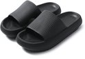 Zwarte slippers met dikke, gegroefde zolen.