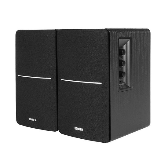 Twee Edifier speakers in houtkleur en zwart, met bedieningsknoppen aan de zijkant.