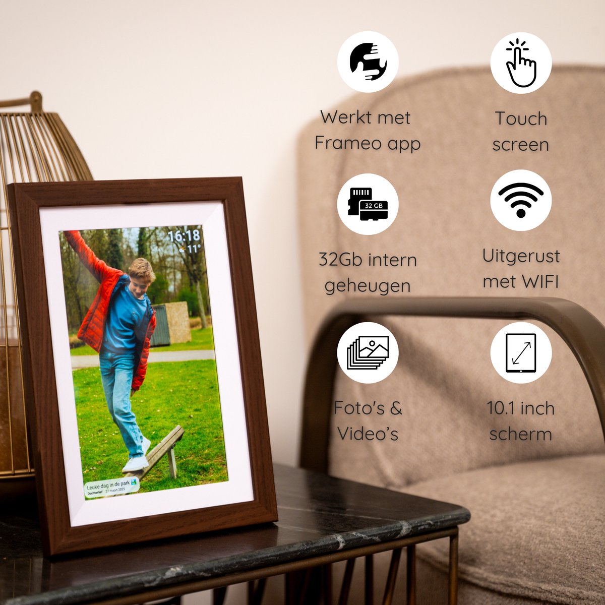 Kantman Digitale fotolijst I Noten Bruin - Walnut I 32GB I 10.1 inch I HD I Frameo App - Fotokader - Wifi - IPS Touchscreen - Nederlandse Handleiding - Digitale fotolijsten thumbnail 5