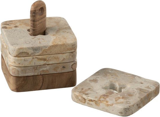 Pile de quatre sous-verres en marbre beige avec poignée en bois.
