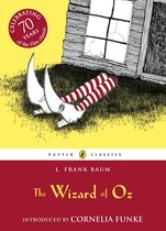 Boek 'The Wizard of Oz' met een illustratie van gestreepte rode en witte sokken en witte puntlaarzen, naast een huisje. Tekst: 'Celebrating 70 Years of the film classic'.
