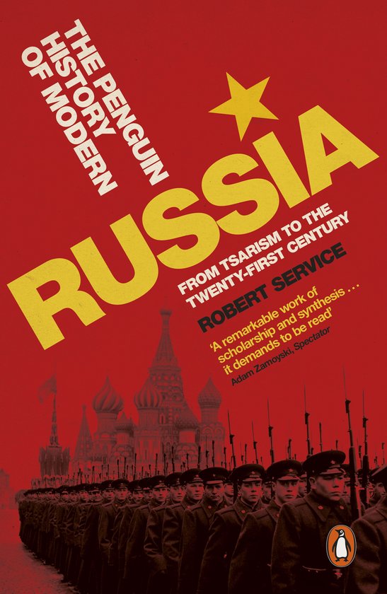 De Penguin Geschiedenis van Modern Rusland, met Sovjet-soldaten op de voorgrond en de Sint-Basiliuskathedraal op de achtergrond. Rode en gele tekst.