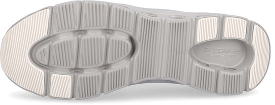 Onderkant van een grijze sneakerzool met groeven en witte gripvlakken. Skechers Glide Step logo.