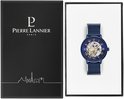 Set met een blauw automatisch horloge met open uurwerk en mesh band, verpakt in een merkdoos met Parijse skyline.