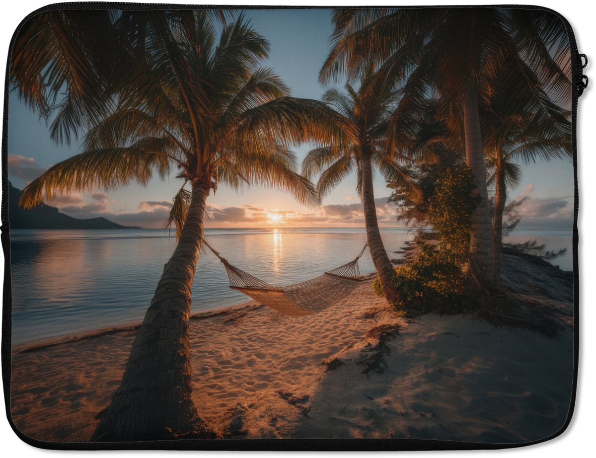 Laptophoes 15.6 inch - Palmbomen - Hangmat - Strand - Zonsondergang - Laptop sleeve - Binnenmaat 37x26 cm - Zwarte achterkant
