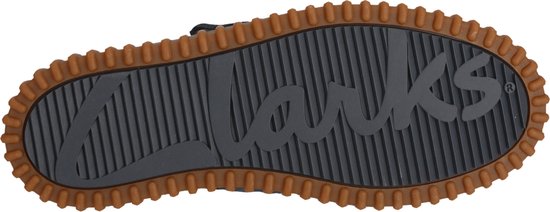 Zool van een blauwe suède schoen met Clarks logo.