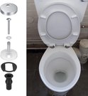 Onderdelen voor toiletbril reparatie naast een witte toiletpot met deksel omhoog.
