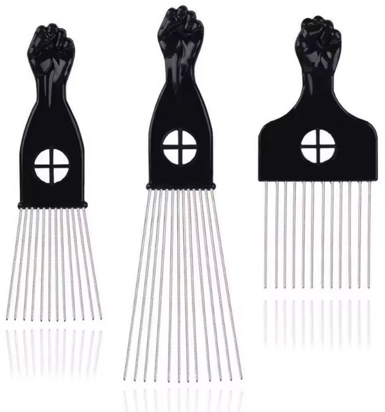 Drie zwarte afrokammen, elk met metalen tanden en een handvat in de vorm van een vuist.