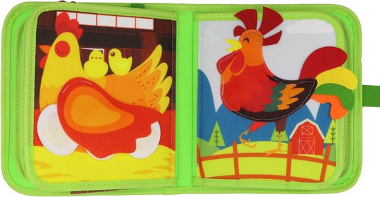 Groen stoffen boek met boerderijthema. Links: gele kip met kuikens op eieren. Rechts: haan met kleurrijke staart bij een hek.