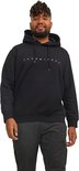 Man met baard en dreadlocks in zwarte hoodie met 'JACK & JONES' op de borst.