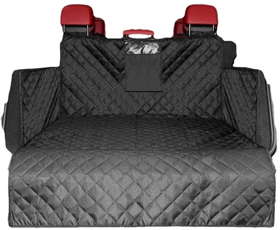 Zwarte, gewatteerde kofferbakmat in een auto, met gesloten achterklep.