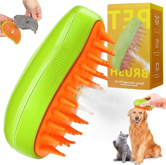 Groene en oranje stoommassagekam met zachte tanden. Een hand kamt een hond met de kam. Een kat zit naast de hond. Verpakkingsdoos op de achtergrond.