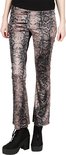 Model in een bruine legging met zwart slangenprintpatroon, uitlopende pijpen en platformlaarzen.