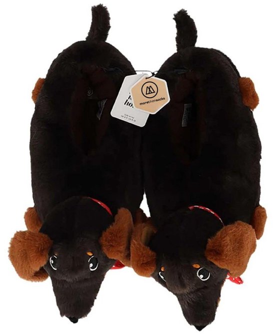 Vue de dessus de chaussons en peluche en forme de teckel avec l'étiquette Morethansocks attachée.