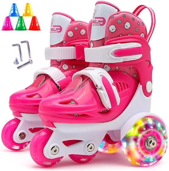 Patins à roulettes blancs vierges avec paire de maquettes de roues sur la pointe des pieds Patins à roulettes blancs vierges avec paire de maquettes de roues sur la pointe des pieds