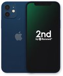Donkerblauwe iPhone 12 met scherm waarop '2nd by Renewd' staat, omringd door groene bladeren.