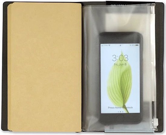Donkerblauw notitieboek met een openliggende pagina van kraftpapier en een transparant hoesje met smartphone.