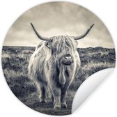 WallCircle - Muurstickers - Behangcirkel - Schotse hooglander - Dieren - Wolken - Koe - Natuur - 80x80 cm - Muurcirkel - Zelfklevend - Ronde Behangsticker