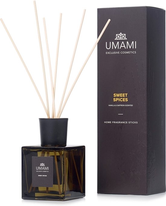Umami Exclusive Cosmetics geurstokjes in "Sweet Spices" met vanille en saffraan, in een donkerbruine glazen fles met zes stokjes.