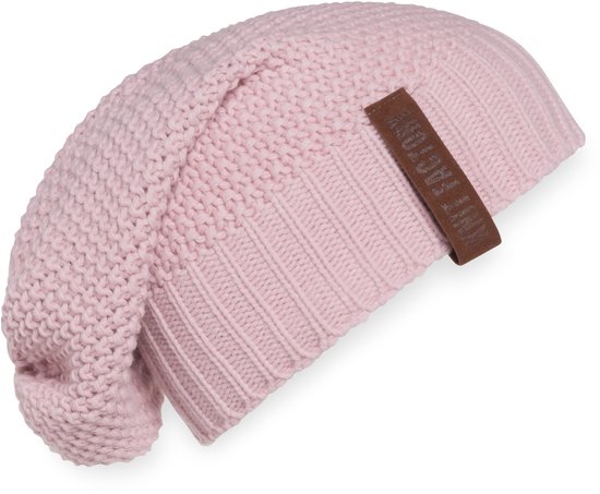 Lichtroze gebreide muts van Knit Factory met een bruin label.
