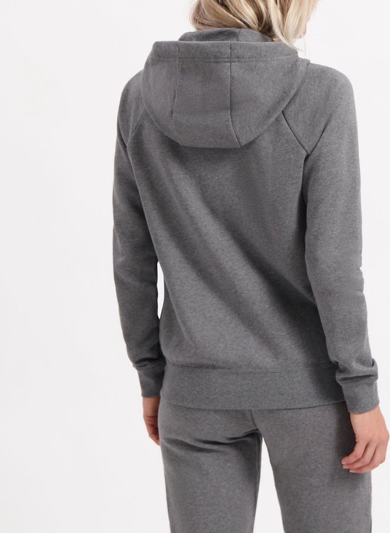 Achterkant van een grijs Nike fleece trainingsvest met capuchon en trainingsbroek.