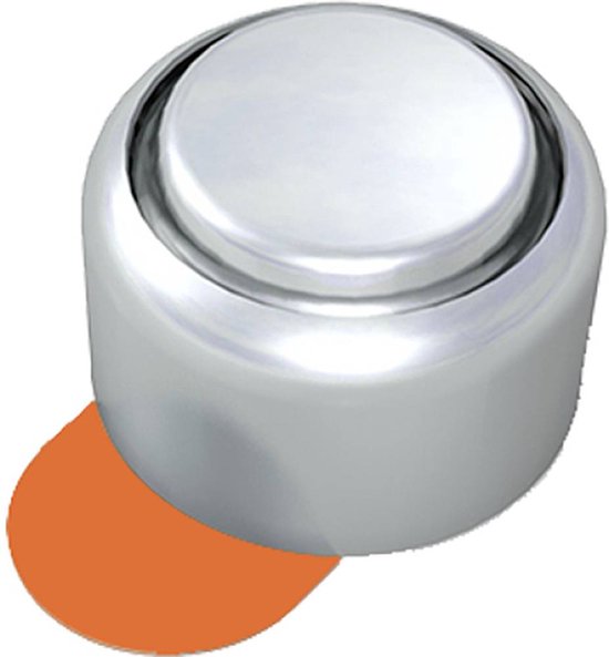 Een Rayovac 13 gehoorapparaatbatterij met oranje kleefstrip