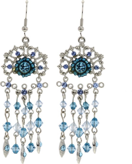 Zilverkleurige oorbellen met blauwe en lichtblauwe druppel- en facetkraaltjes en zilveren bedeltjes.