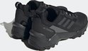 Paar zwarte ADIDAS TERREX damesschoenen, achterkant zichtbaar.