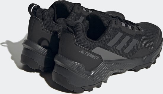 Paar zwarte ADIDAS TERREX damesschoenen, achterkant zichtbaar.