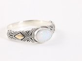 Fijn bewerkte zilveren ring met welo opaal en 18k gouden decoraties - maat 16.5
