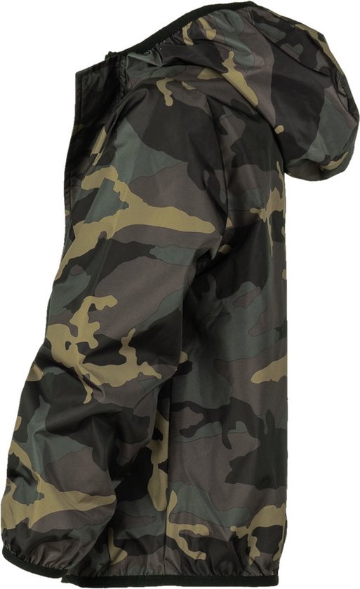 Zijzicht van een jongens jack met camouflageprint. De jas heeft lange mouwen en een capuchon.