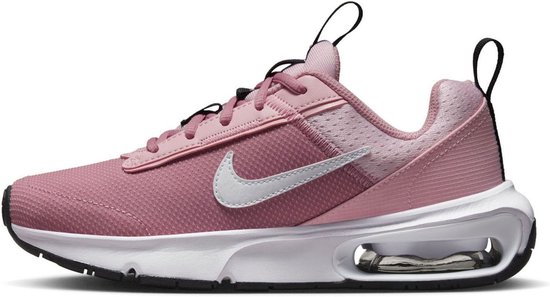 Roze Nike sneaker met witte swoosh en zichtbare air unit in de zool.