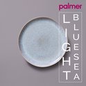 Rond bord uit de Light Blue Sea collectie van Palmer, met een gespikkeld lichtblauw ontwerp en een bruine rand.