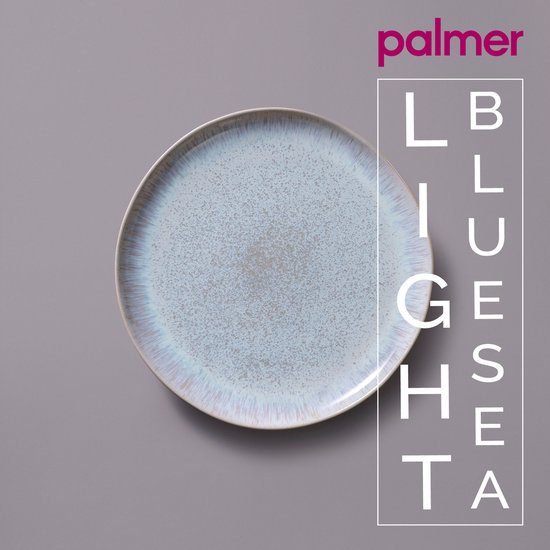 Rond bord uit de Light Blue Sea collectie van Palmer, met een gespikkeld lichtblauw ontwerp en een bruine rand.
