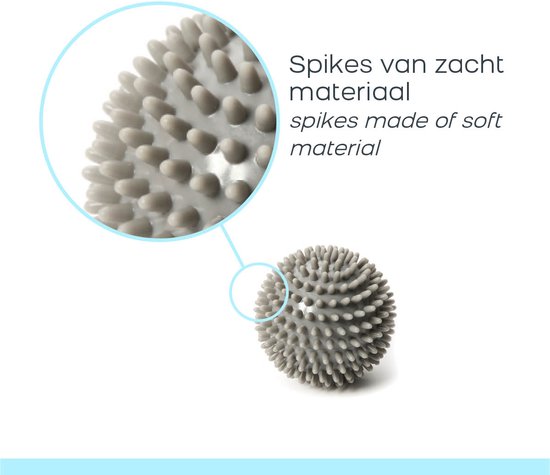 Close-up van zachte, grijze stekels op een massagebal.