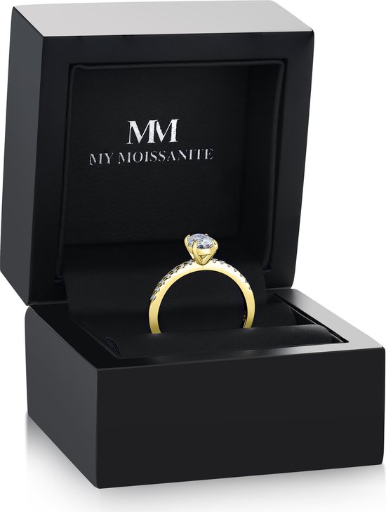 Nina - Ring moissanite ovale en or jaune 14 carats avec pierres latérales pavées - 0,9 carat