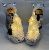 Kerstbeelden Kerstjongen en meisje met LED - met witte Kerstboom - met warm witte LED - grijs + wit & glitters - polyresin - hoogte 20x13.5x8 cm - Kerstdecoratie - Woonaccessoires