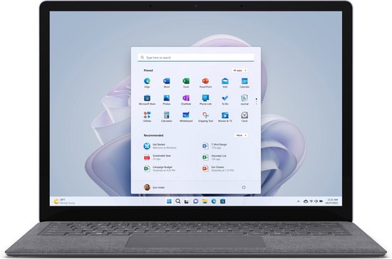 Zilverkleurige laptop met open scherm waarop Windows-menu's en taakbalk zichtbaar zijn.