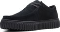 Zwart suède Clarks Torhill Lo veterschoen met dikke zwarte zool, van de zijkant gezien.