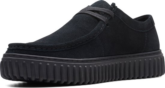 Zwart suède Clarks Torhill Lo veterschoen met dikke zwarte zool, van de zijkant gezien.