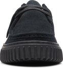 Vooraanzicht van zwarte suède Clarks Torhill Lo veterschoenen met dikke zwarte zool.