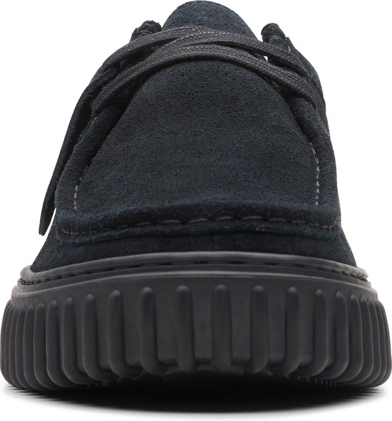 Vooraanzicht van zwarte suède Clarks Torhill Lo veterschoenen met dikke zwarte zool.