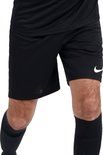 Short de sport noir avec logo Nike, porté par un homme.