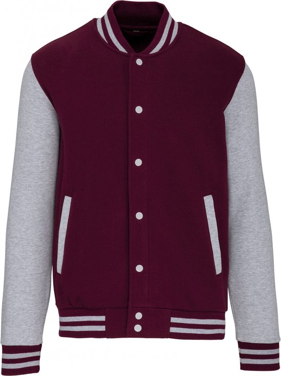 Veste universitaire bordeaux avec manches grises, rayures blanches et bordeaux sur le col, l'ourlet et les poignets, avec fermeture à boutons-pression.