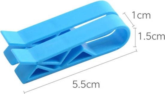 Blauwe vuilniszakclip met afmetingen: 5.5cm lengte, 1.5cm breedte, 1cm hoogte.