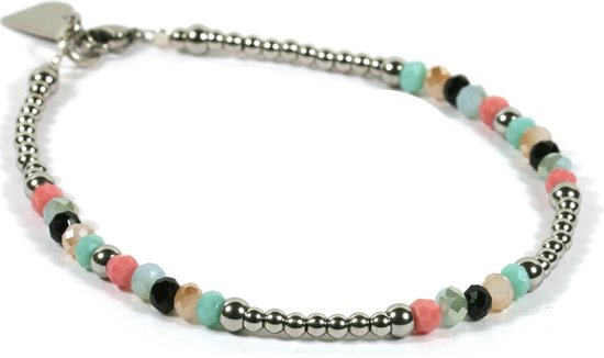 Een zilverkleurige armband met kralen in pastelkleuren zoals mintgroen, perzik en lichtblauw, met kleine zilveren balletjes.
